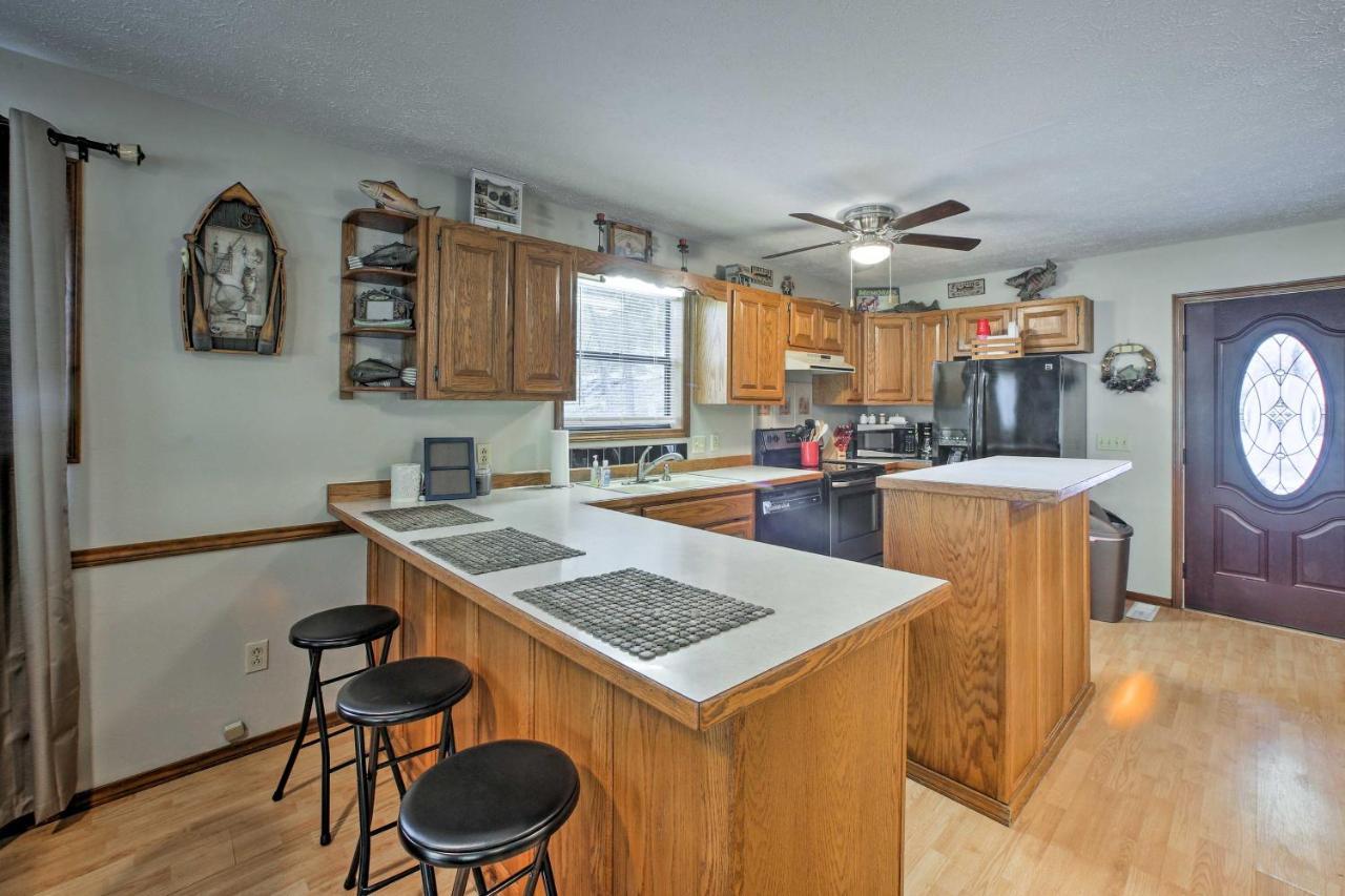 Lakefront Table Rock Home With Fire Pit! Golden エクステリア 写真